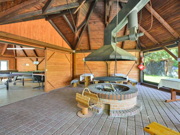 POD SKAMIENIAŁYM MIASTEM 