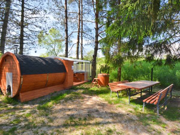 POD SKAMIENIAŁYM MIASTEM 