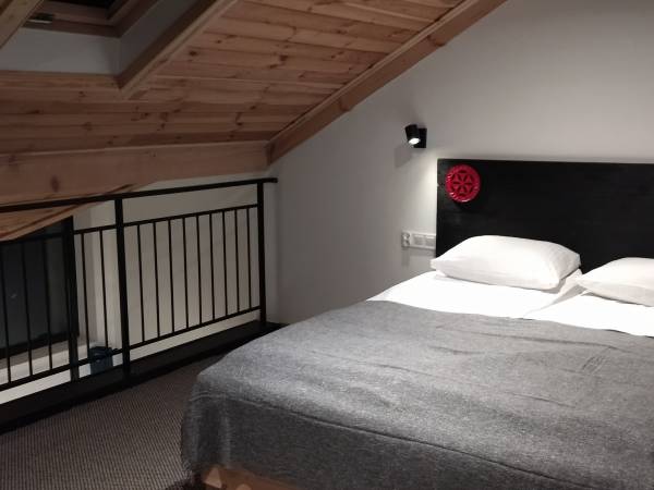 Sypialnia na antresoli w apartamencie z balkonem 