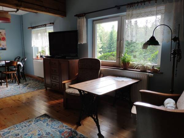 pokój dzienny z kuchnią i jadalnią