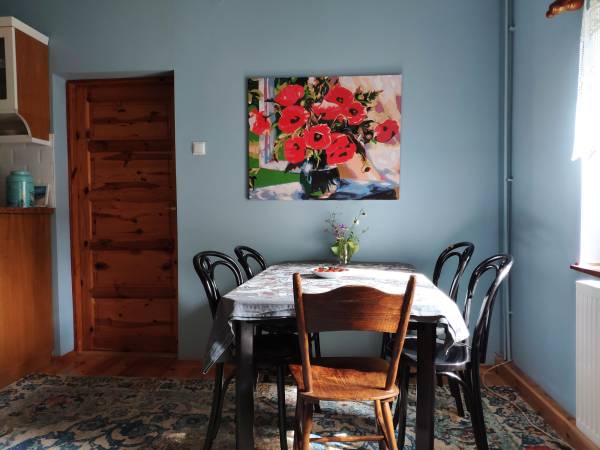 pokój dzienny z kuchnią i jadalnią