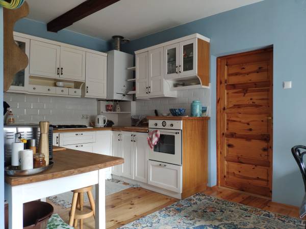 pokój dzienny z kuchnią i jadalnią