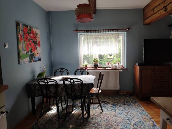 pokój dzienny z kuchnią i jadalnią