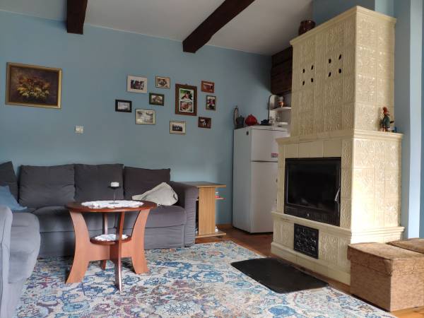 pokój dzienny z kuchnią i jadalnią