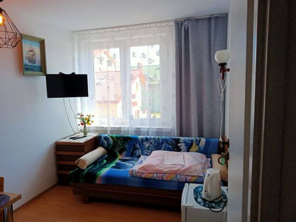 Pokój z jedną sofą i łazienką.