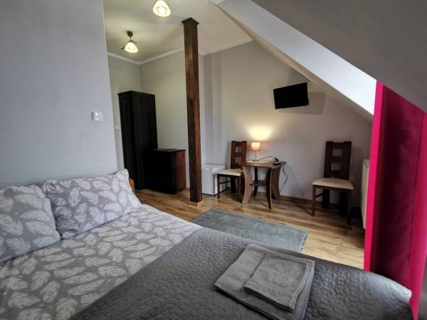 pokoj dwuosobowy z tasasem i widokiem na jezioro