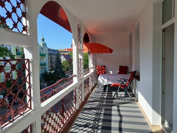 Apartament w dzielnicy nadmorskiej z dużym balkonem 