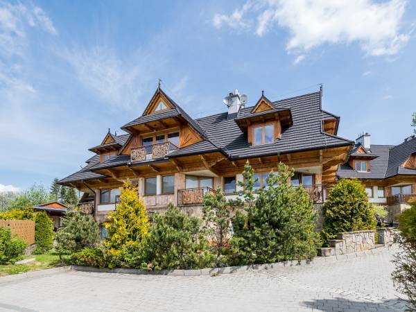 widok budynku od wjazdu