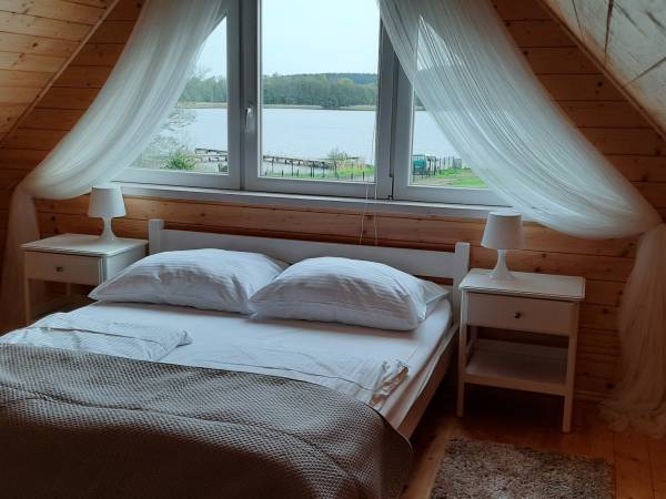 sypialnia z widokiem na jezioro