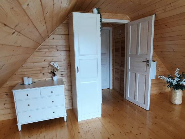 sypialnia nr 1 z widokiem na jezioro