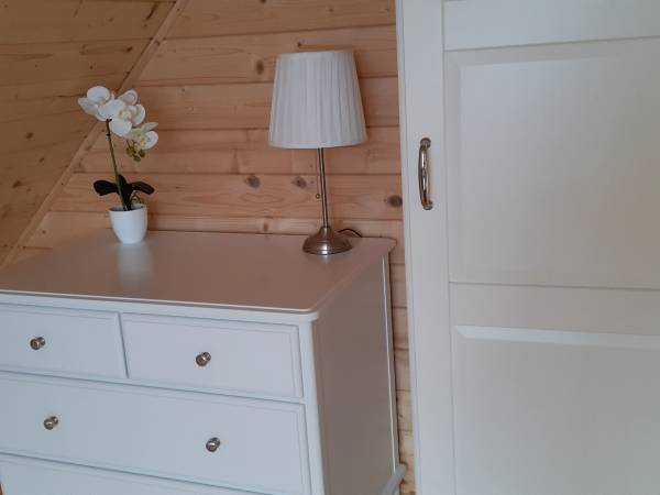 sypialnia z widokiem na jezioro