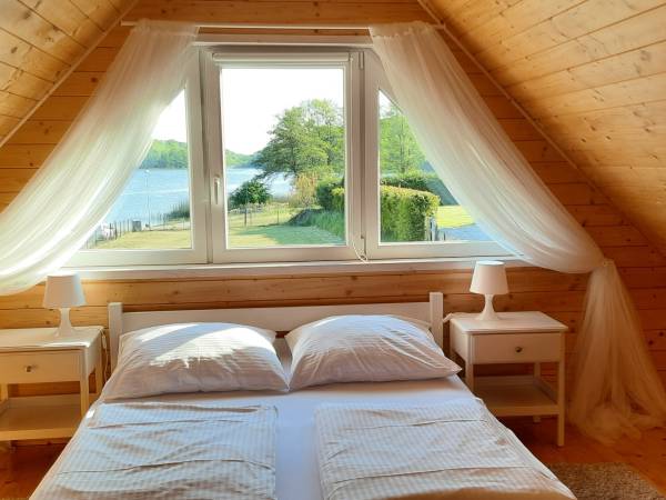 sypialnia nr 1 z widokiem na jezioro