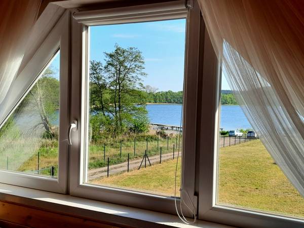 sypialnia nr 1 z widokiem na jezioro