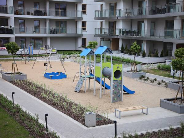 plac zabaw na dziedzińcu