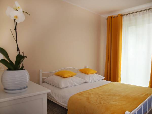 sypialnia z wyjściem na patio