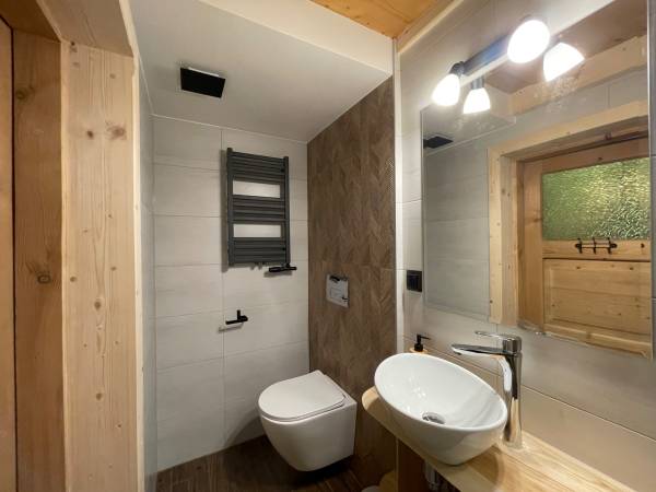 Łazienka w pokoju dwuosobowym