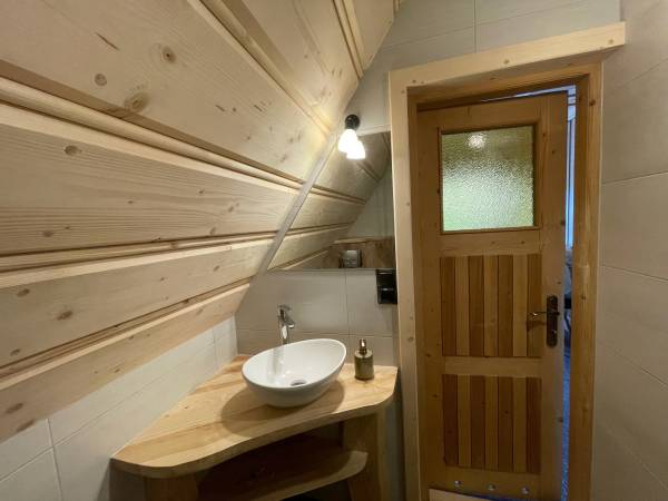 Łazienka w pokoju dwuosobowym