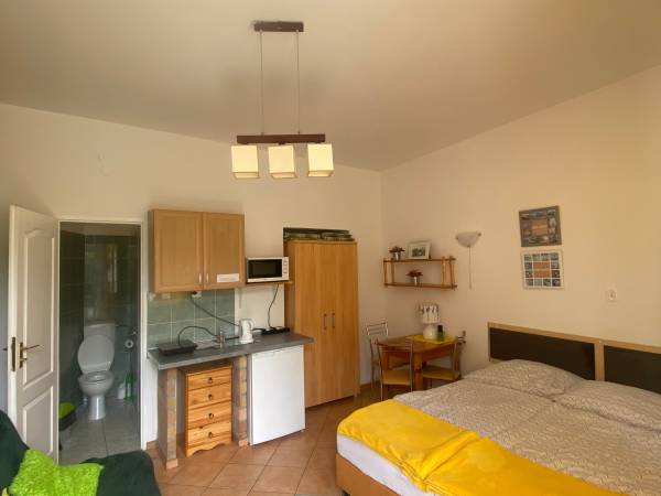 Pokój 3-osob. z wyjściem na parterowy taras.