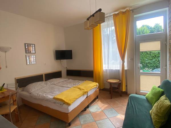 Pokój 3-osob. z wyjściem na parterowy taras.