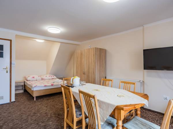 duży pokój rodzinny z widokiem na jezioro