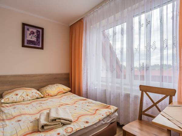 pokój z tarasem z widokiem na jezioro