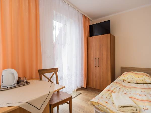 pokój z tarasem z widokiem na jezioro