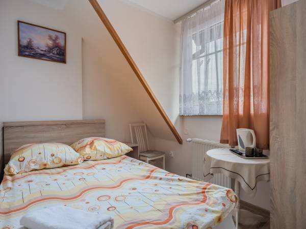 mały pokój , okno na ulicę - 1 os lub 2 os