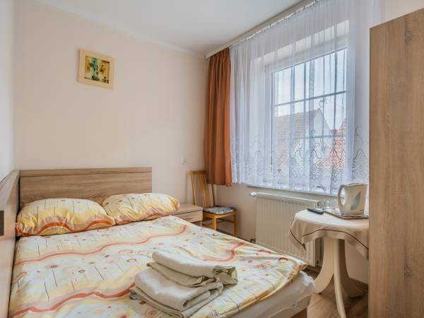 mały pokój , okno na ulicę - 1 os lub 2 os