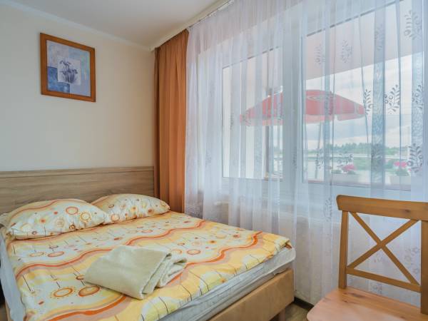 pokój z tarasem z widokiem na jezioro