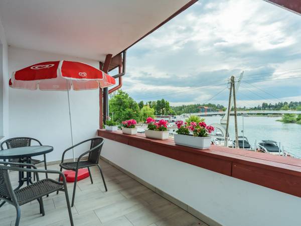 taras pokój 3 os z widokiem na jezioro