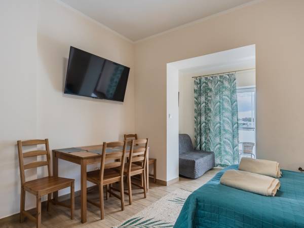 apartament z aneksem kuchennym z tarasem i widokiem na jezioro