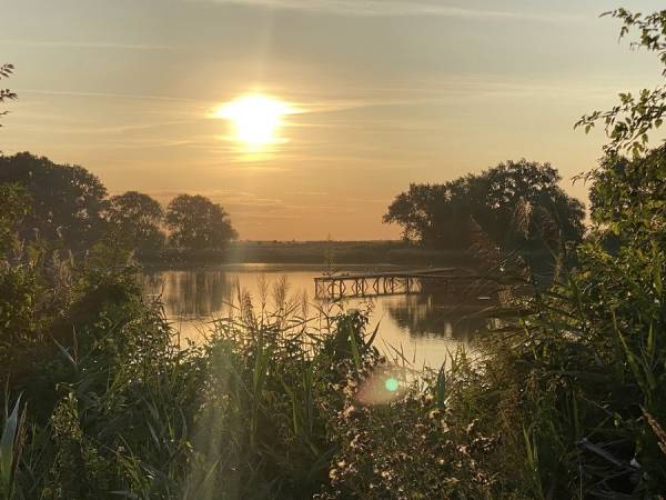 Zachód słońca nad jeziorem 