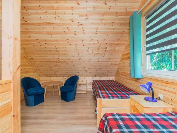 2 łóżka pojedyncze na piętrze w otwartej przestrzeni