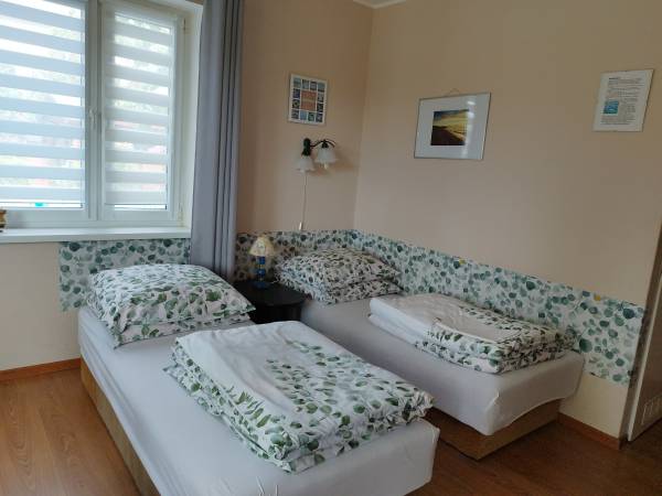 Pokój czteroosobowy z widokiem na ogród