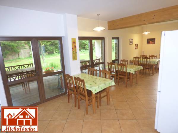 Kuchniojadalnia z wyjściem na zadaszony taras ze stołami