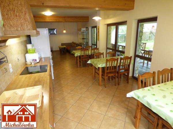 Pomieszczenia wspólne - kuchniojadalnia oraz salon z kominkiem i TV SAT