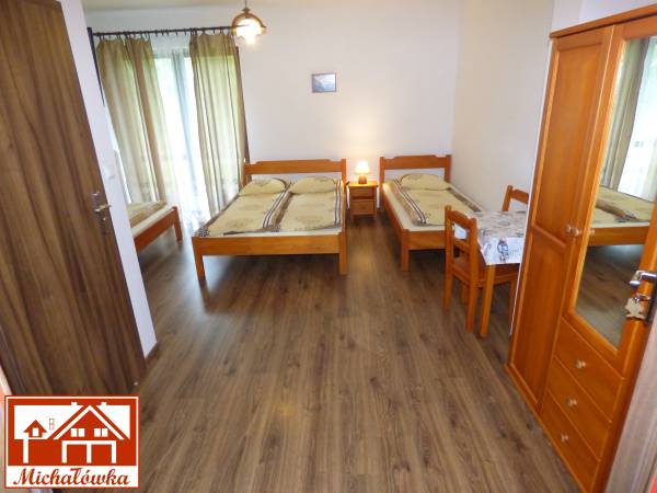 Przykładowy pokój 4-osobowy na parterze budynku (wyjście na taras)