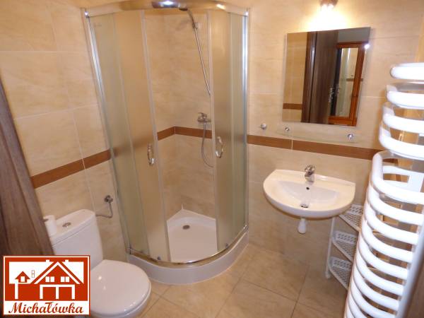 Przykładowa łazienka z kabiną prysznicową oraz WC