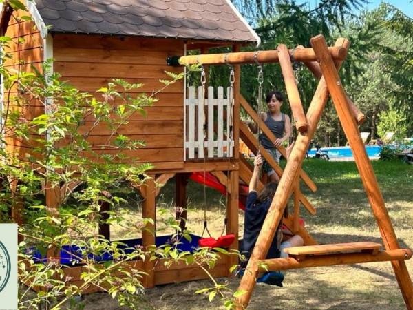 Ze zjeżdżalni hop do basenu