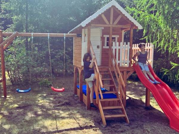 Plac zabaw dla dzieci w cieniu drzew