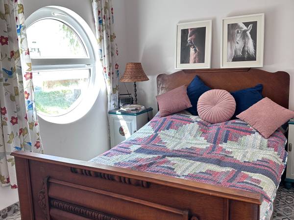 Niebieski domek - sypialnia z podwójnym łóżkiem na parterze