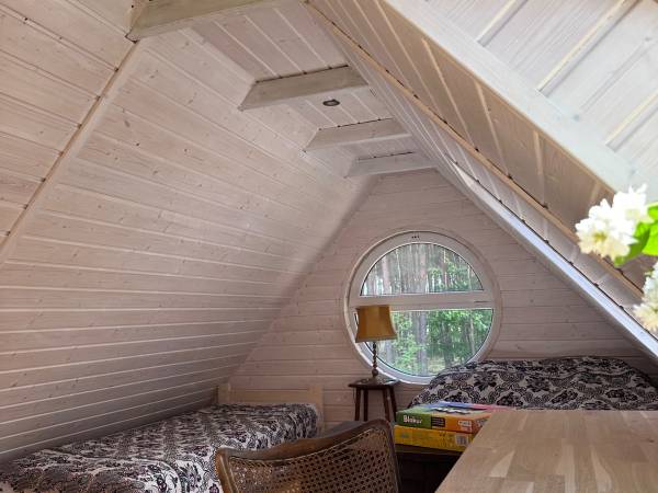 Czerwony domek - sypialnia na poddaszu