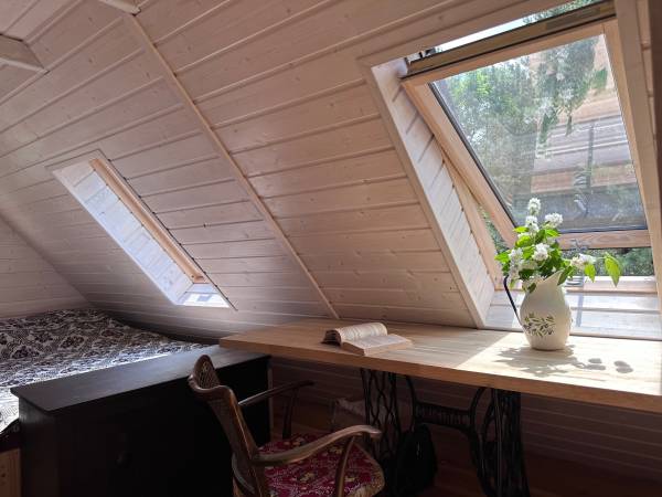 Czerwony domek - kącik z biurkiem