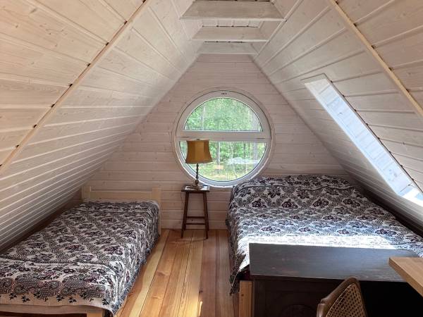 Czerwony domek- sypialnia na poddaszu