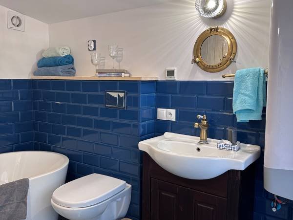 Niebieski domek - łazienka z wanną