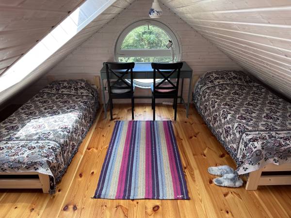 Niebieski domek - dwa pojedyncze łóżka na poddaszu 