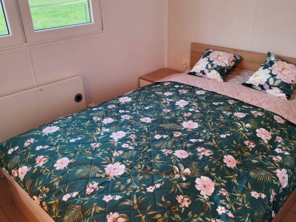 Lewa sypialnia z podwójnym łóżkiem - Domek Apartamentowy