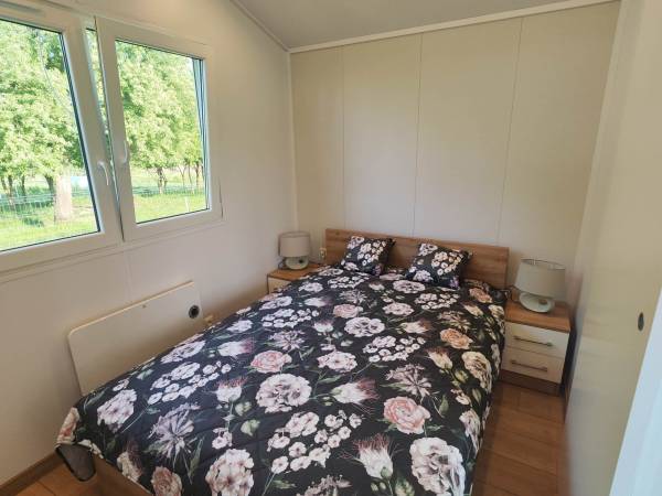 Lewa sypialnia z podwójnym łóżkiem - Domek Apartamentowy