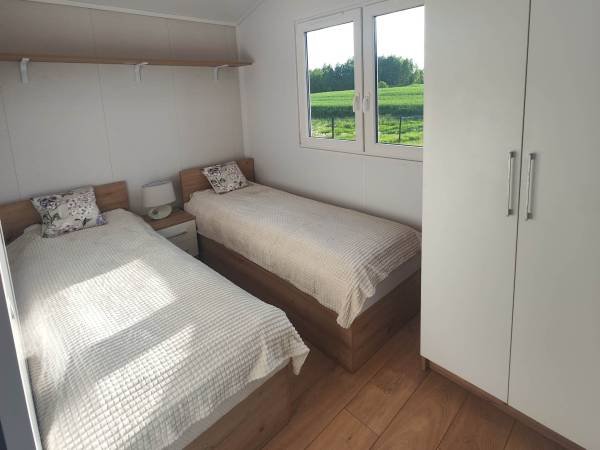 Prawa sypialnia, dwa łóżka pojedyncze