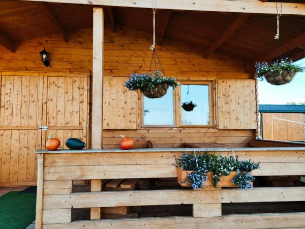 Taras z kwiatkami - Domek Drewniany